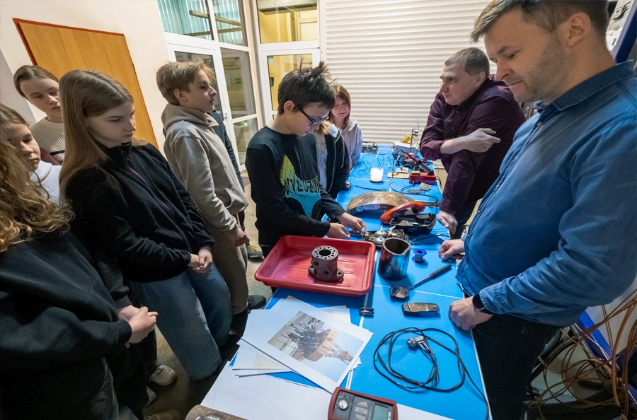 Uczniowie międzyszkolnego kółka fizyczno-chemicznego odwiedzili Łukasiewicz – GIT.