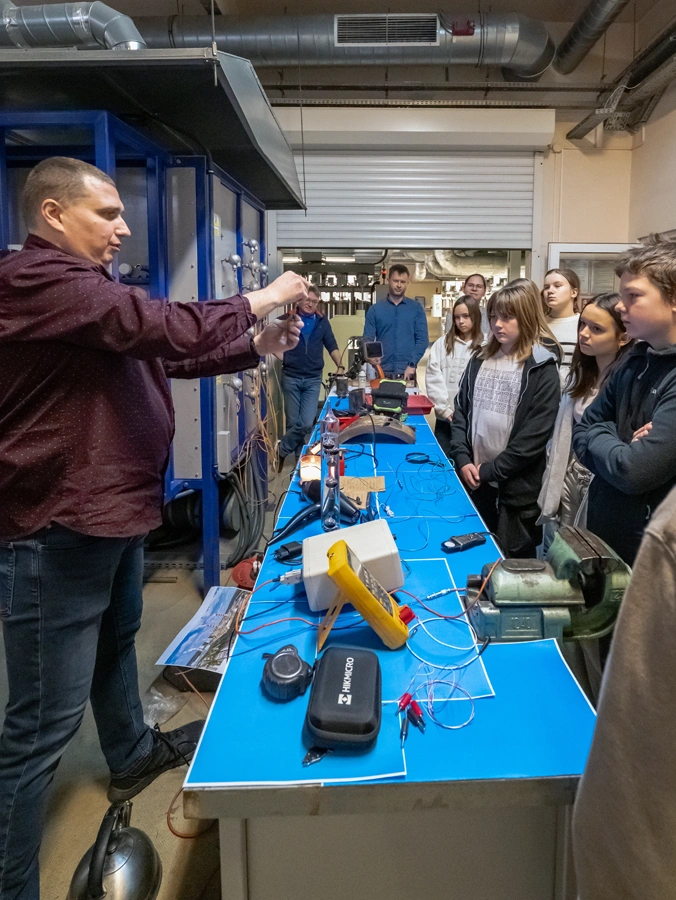 Uczniowie międzyszkolnego kółka fizyczno-chemicznego odwiedzili Łukasiewicz – GIT.