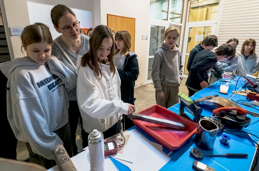Uczniowie międzyszkolnego kółka fizyczno-chemicznego odwiedzili Łukasiewicz – GIT.