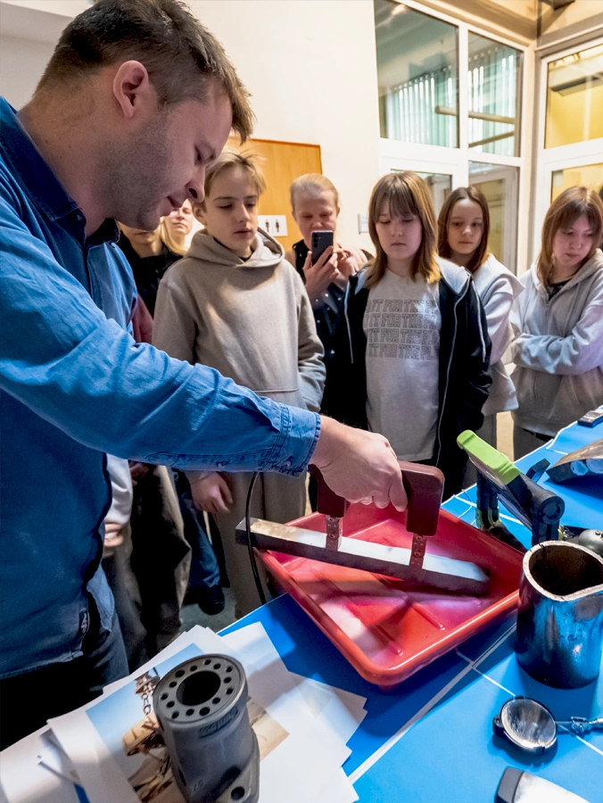 Uczniowie międzyszkolnego kółka fizyczno-chemicznego odwiedzili Łukasiewicz – GIT.