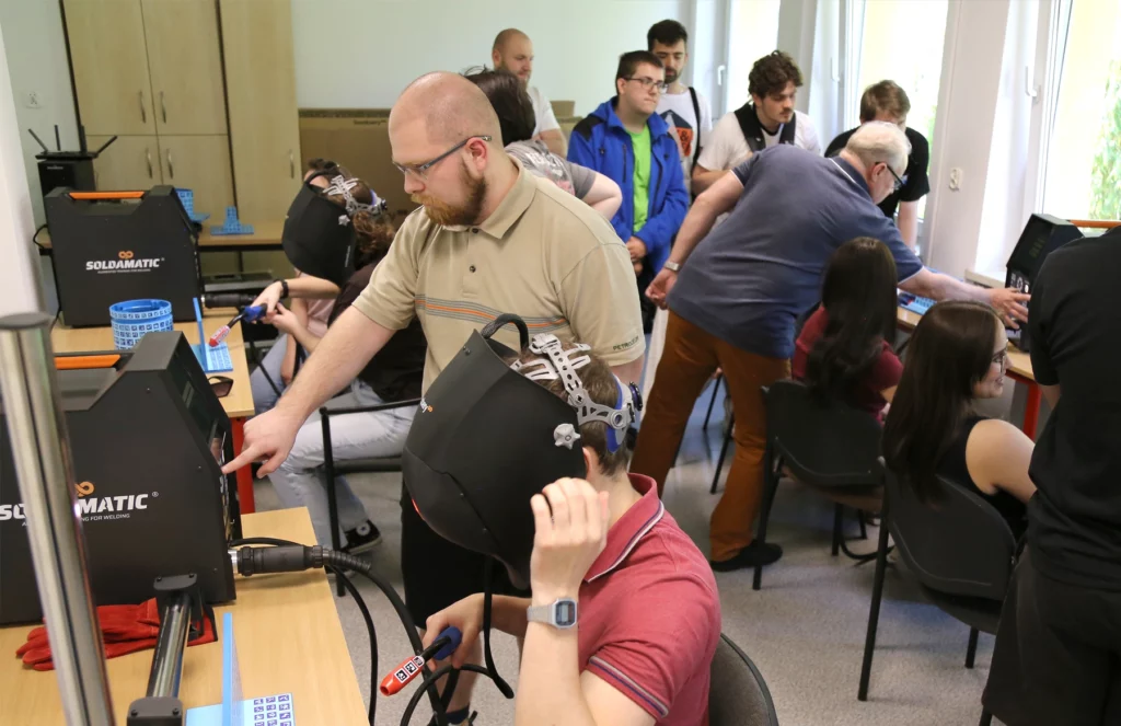 Students from technical universities visit Łukasiewicz – GIT