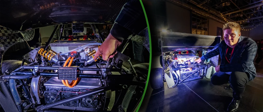 Mateusz Sowa z Centrum Spawalnictwa Łukasiewicz – GIT prezentuje elementy obudowy silnika bolidu SW-06e zespołu PolSl Racing