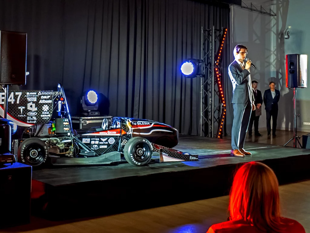 Scena podczas prezentacji projektu SW-06e zespołu PolSl Racing