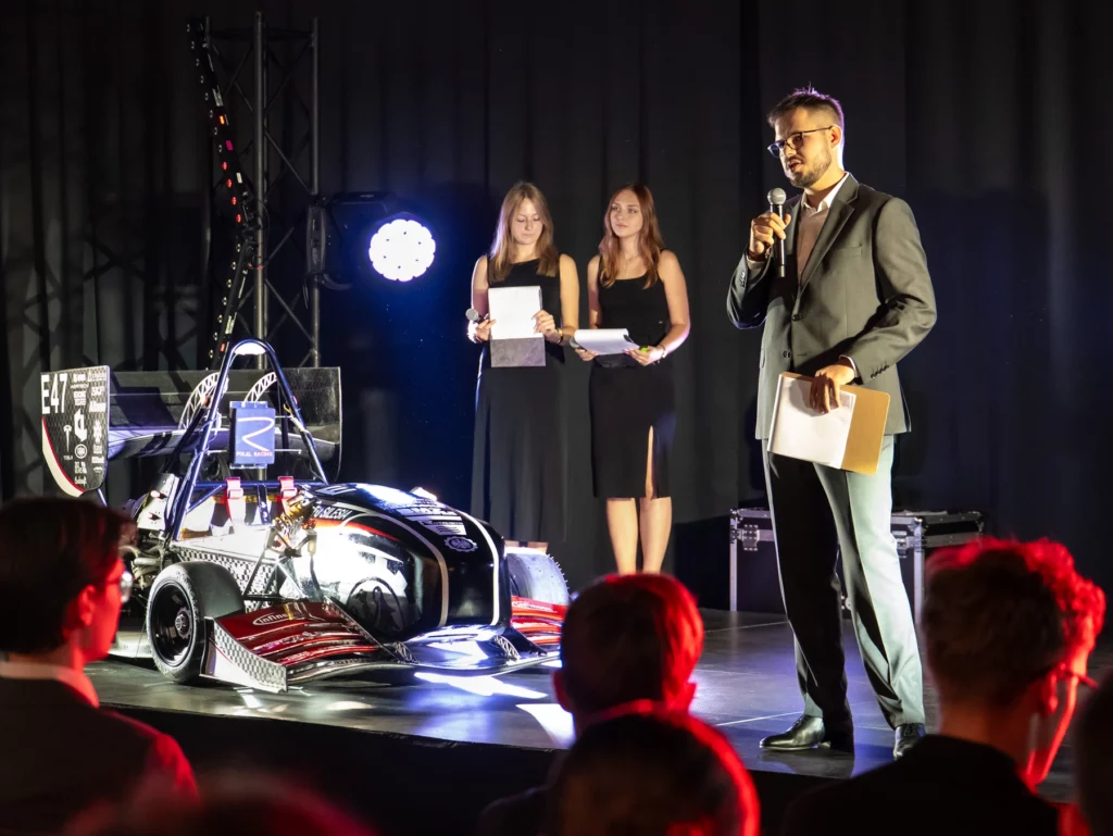 Scena podczas prezentacji projektu SW-06e zespołu PolSl Racing