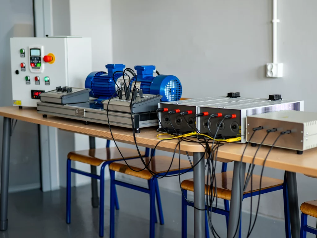 teaching station for research into synchronous generators