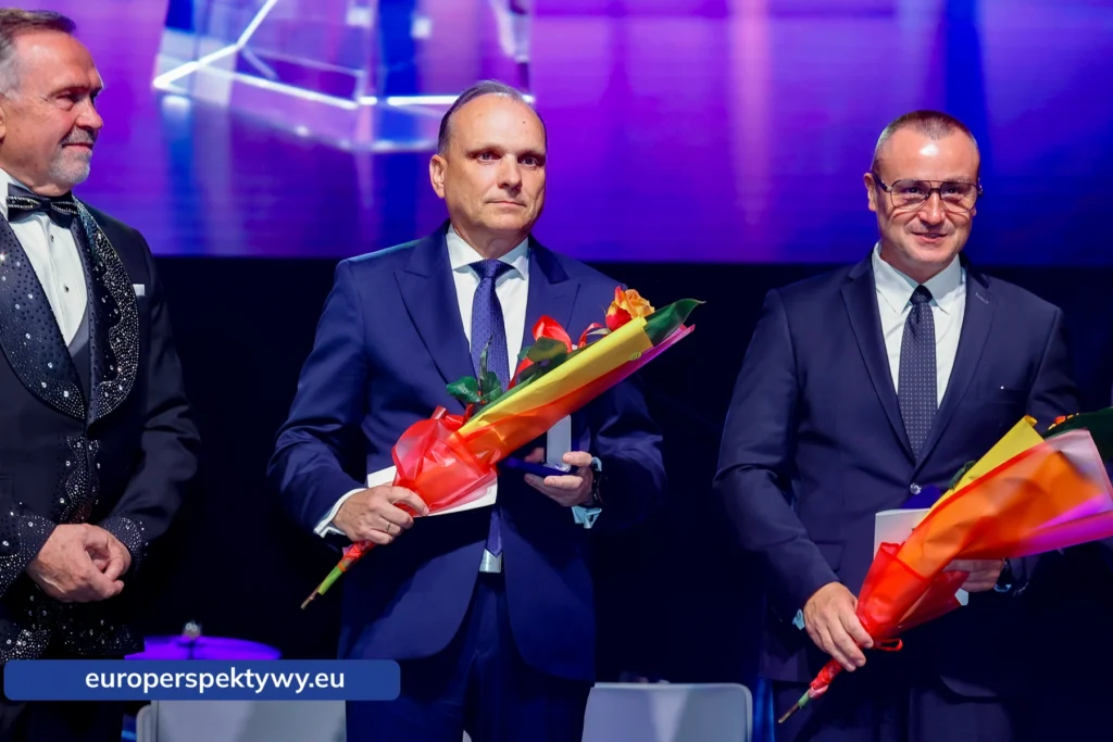 Uczestnicy wydarzenia na tle ścianki Regionalnej Izby Przemysłowo-Handlowej