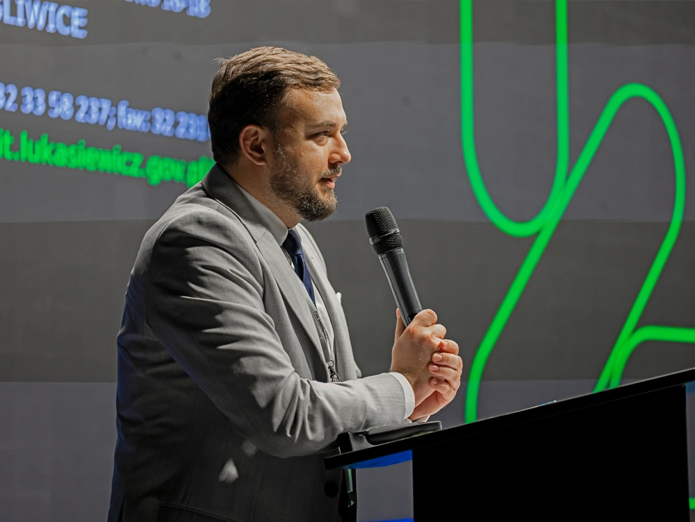 Adam Termin prowadzi wykład podczas seminarium Łukasiewicz – GIT na targach WELD TECH 2026.
