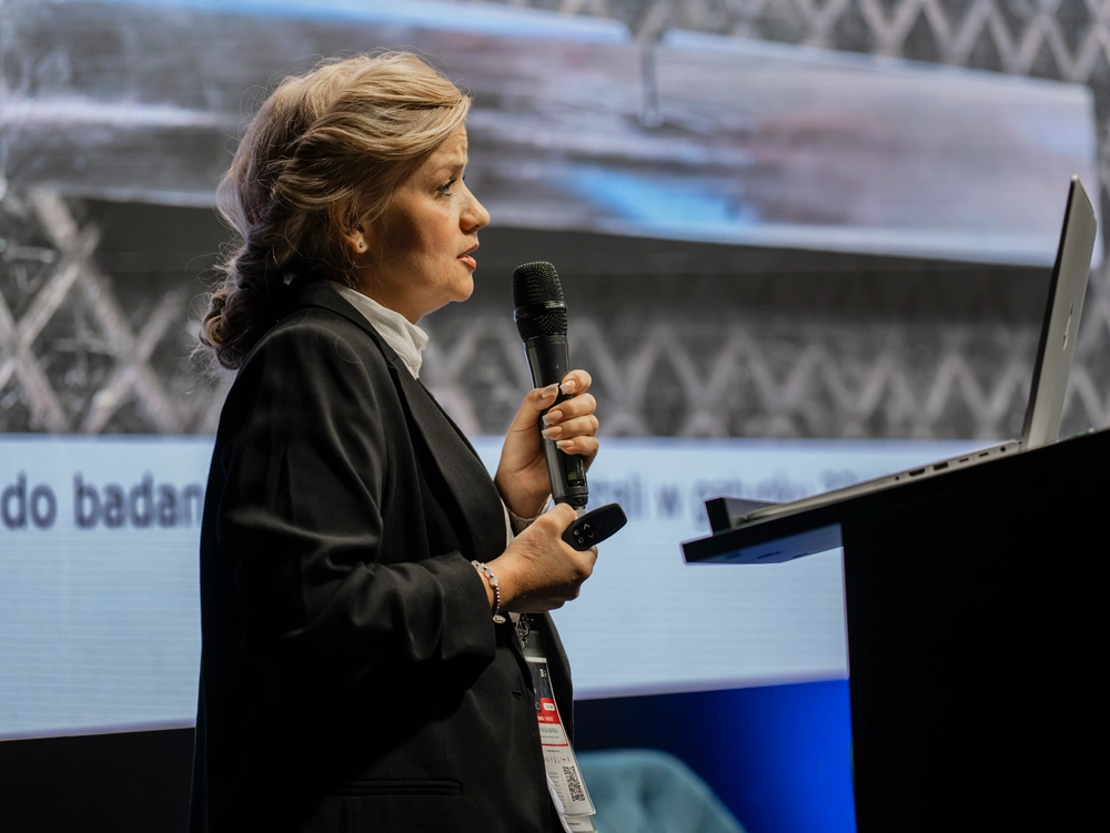 Iryna Balabanska prowadzi wykład podczas seminarium Łukasiewicz – GIT na targach WELD TECH 2026.
