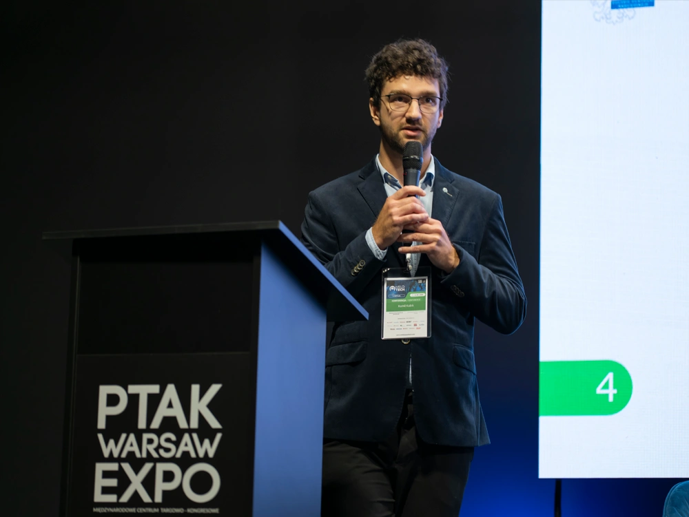 Kamil Kubik prowadzi wykład podczas seminarium Łukasiewicz – GIT na targach WELD TECH 2026.
