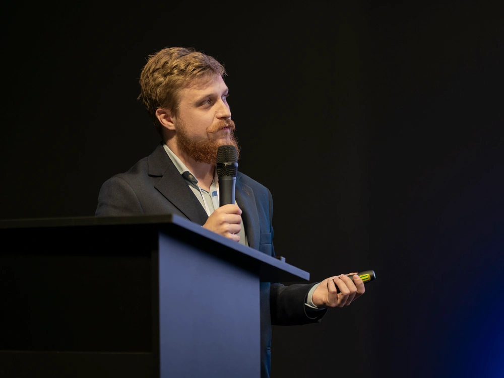 Mateusz Radoń prowadzi wykład podczas seminarium Łukasiewicz – GIT na targach WELD TECH 2026.