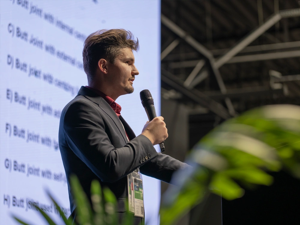 Paweł Pogorzelski prowadzi wykład podczas seminarium Łukasiewicz – GIT na targach WELD TECH 2026.