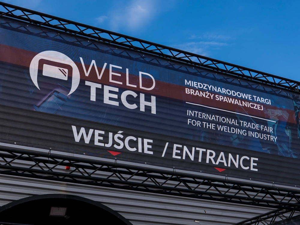 Zdjęcie przedstawia baner z logiem i nazwą targów umieszczony nad wejściem do targów WeldTech 2026