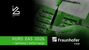 Grafika promująca kurs Kurs Europejskiego Specjalisty Klejenia (EAS). Na grafice widoczny jest proces klejenia oraz tytuł Kurs EAS 2026 - terminy i informacje.