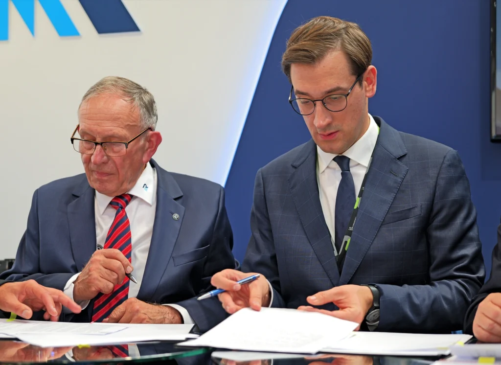Uczestnicy spotkania podczas podpisywania dokumentów współpracy