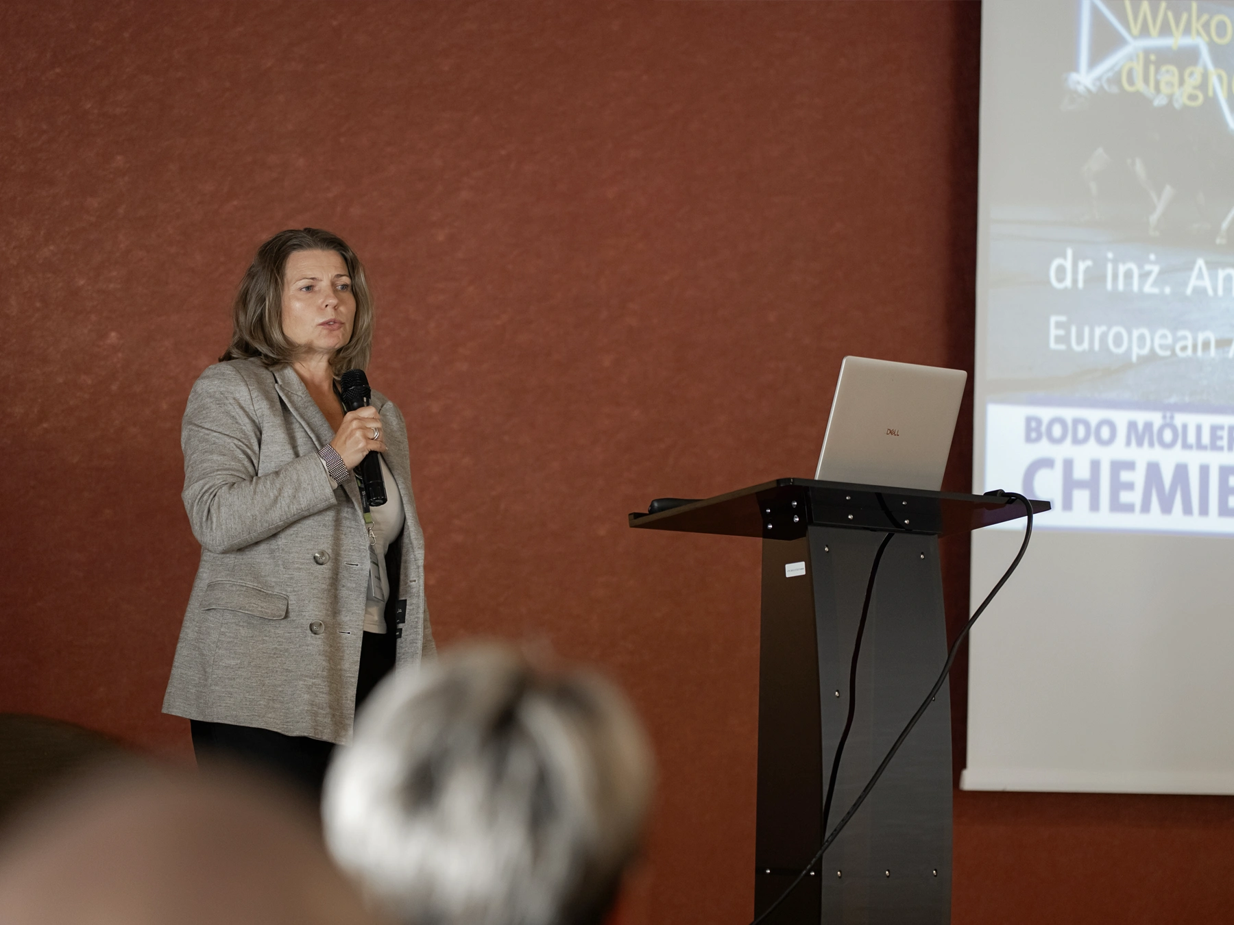 Anna Banasiak-Bula podczas wystąpienia na 9. Międzynarodowym Seminarium Klejenia