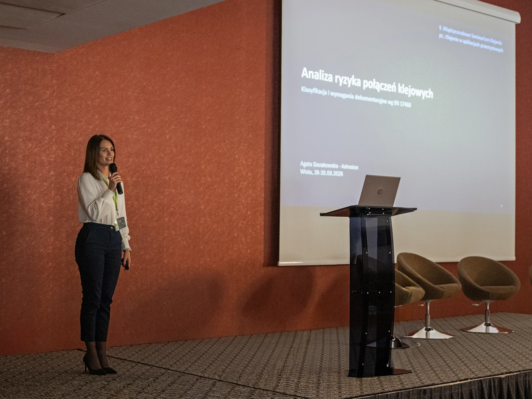 Agata Sierakowska podczas prezentacji na seminarium