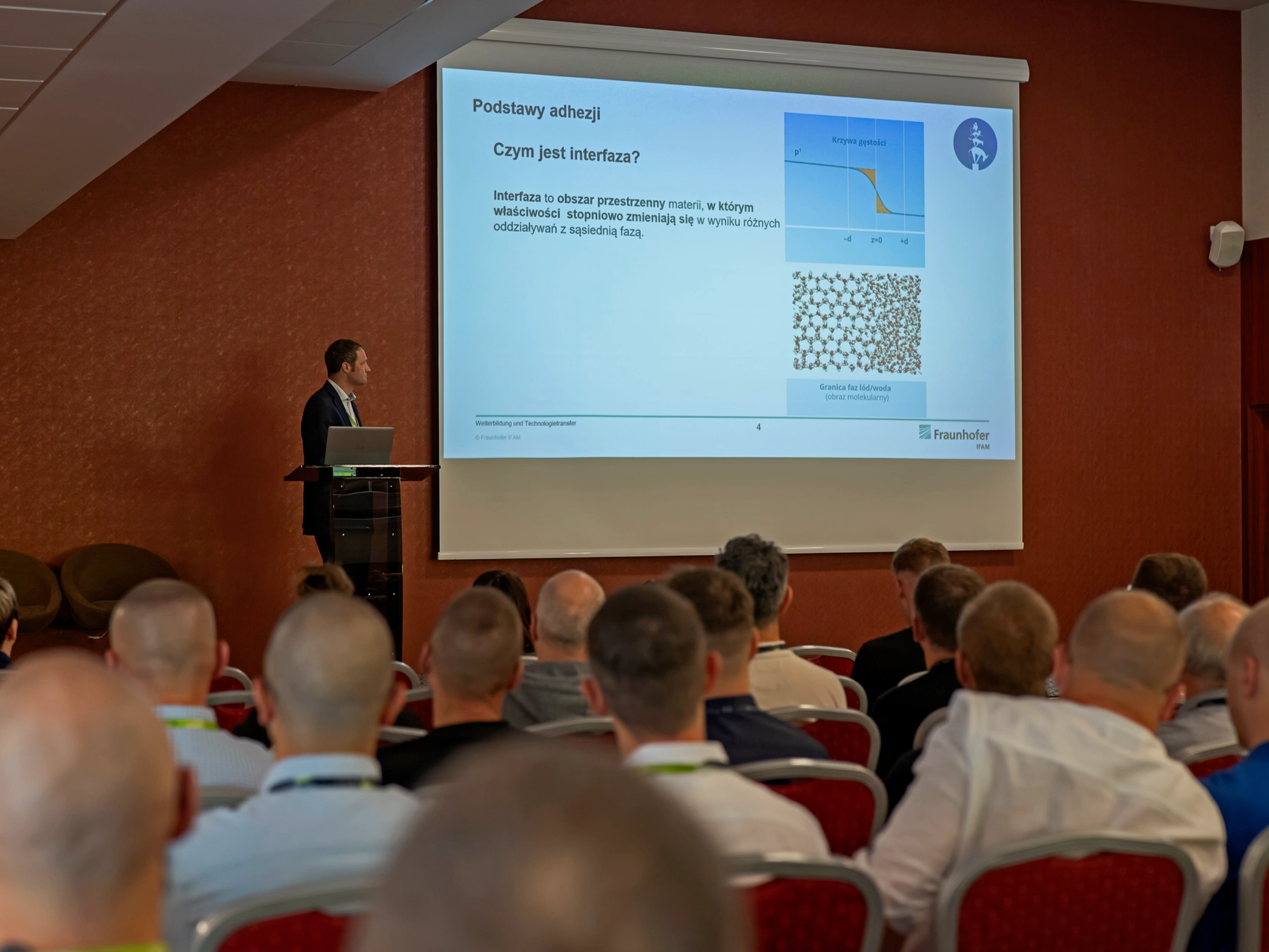 Dr Erik Meiss z Fraunhofer IFAM podczas prezentacji na 9. Międzynarodowym Seminarium Klejenia