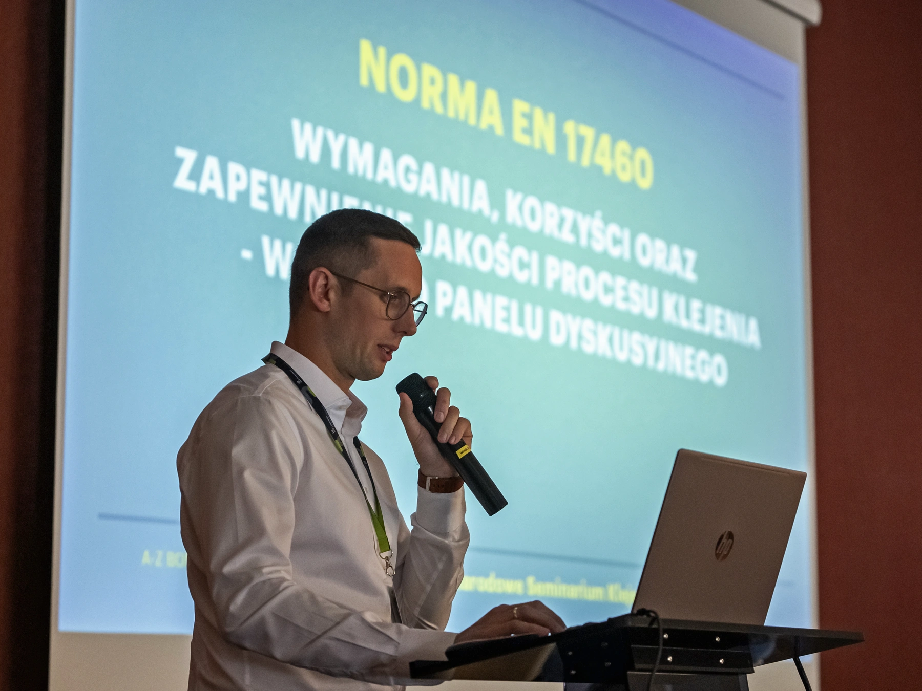 Mateusz Drabik podczas wykładu o wymaganiach normy PN-EN 17460