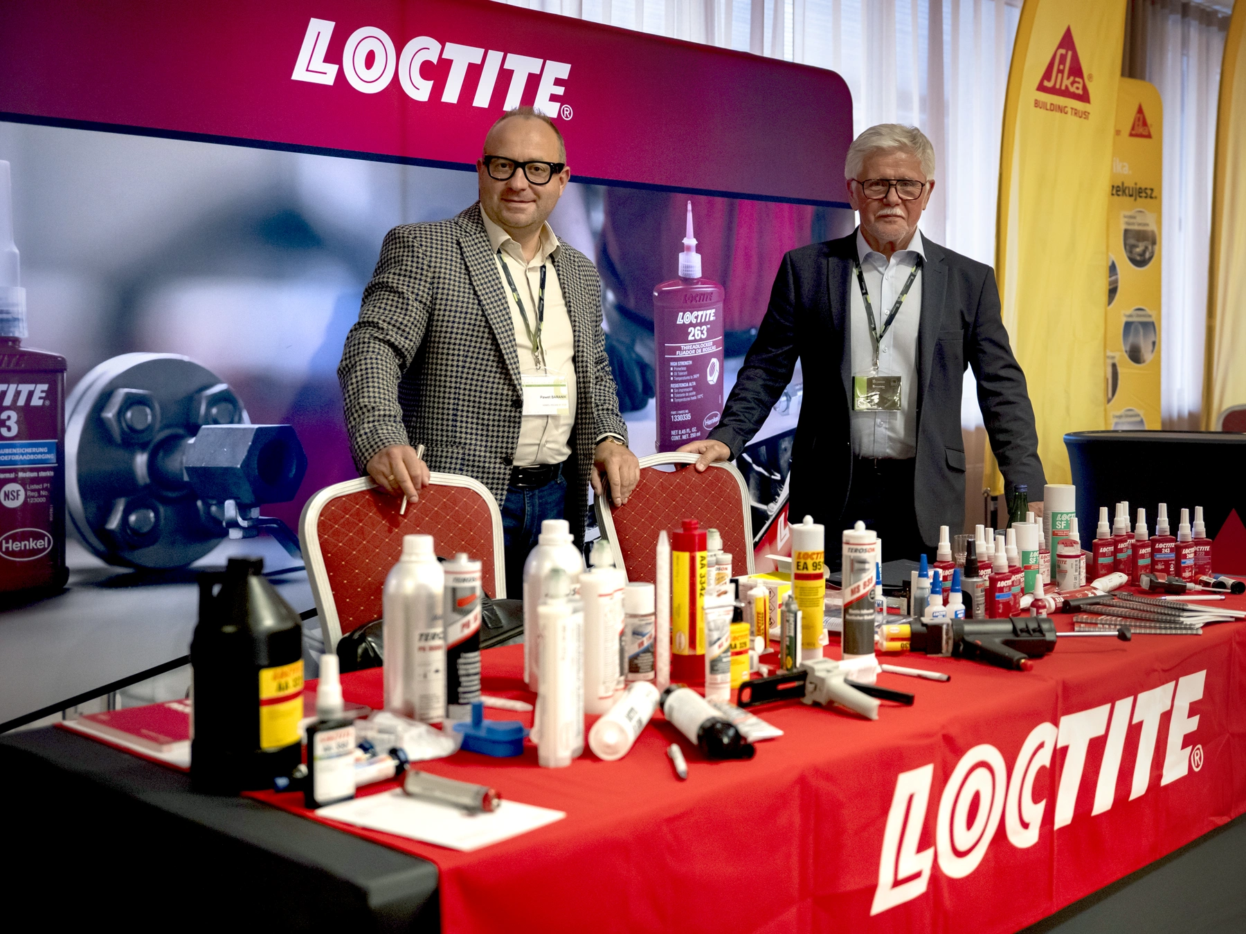 Paweł Bartnik i Krzysztof Szczerba z firmy Henkel prezentują rozwiązania marki Loctite