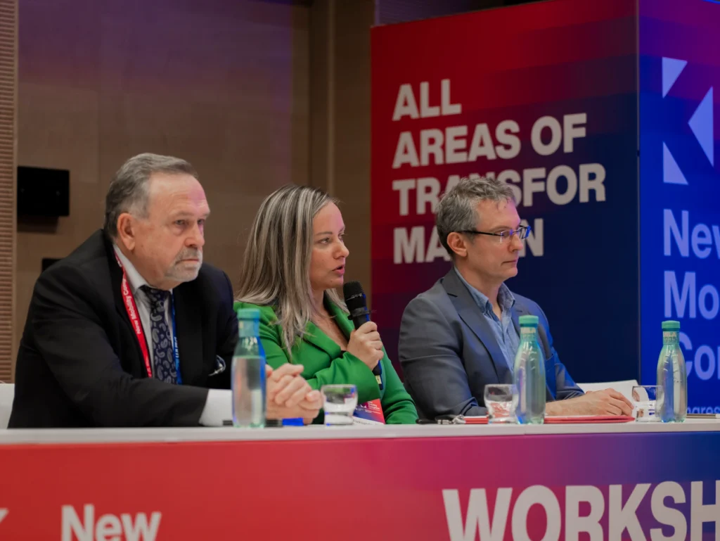 Aleksandra Kania podczas panelu dotyczącego transformacji Śląska (przy mikrofonie)