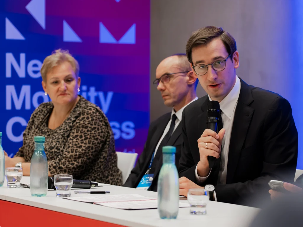 Dr Hubert Cichocki podczas panelu „Ślōnsko godka” na KNM 2026 (przy mikrofonie)