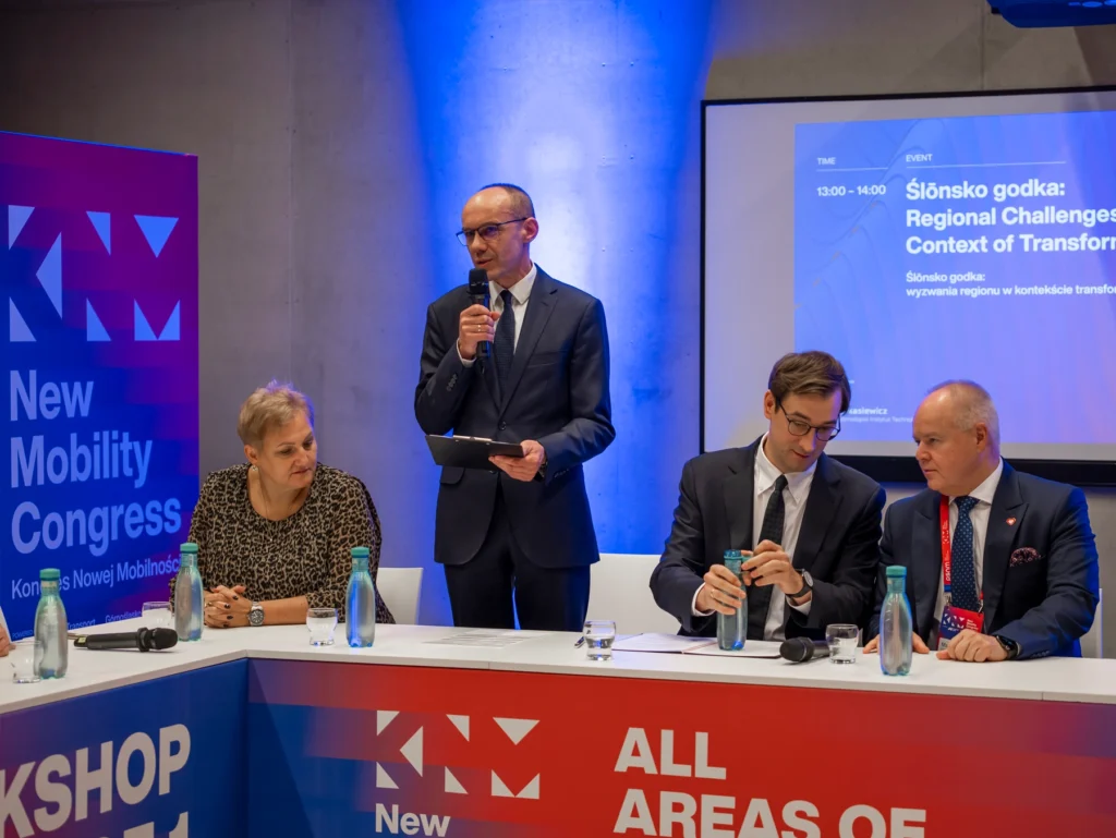 Dr hab. inż. Jarosław Marcisz podczas workshopu „Ślōnsko godka” na Kongresie Nowej Mobilności 2026 (przy mikrofonie)