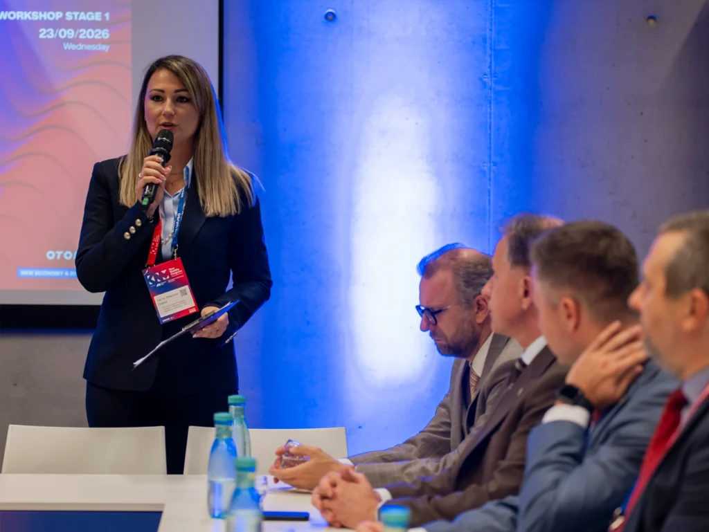 Małgorzata Gołąbek podczas workshopu „Ślōnsko godka” na Kongresie Nowej Mobilności 2026 (przy mikrofonie)