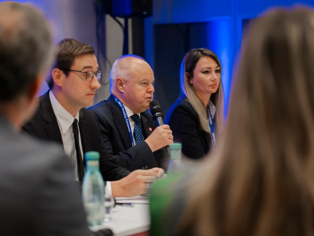 Prof. Marek Gzik podczas wystąpienia na workshopie „Ślōnsko godka” podczas KNM 2026 (przy mikrofonie)