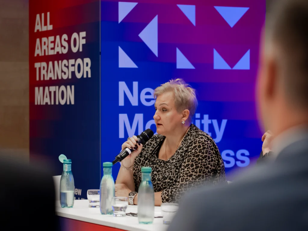 Monika Gawlik podczas dyskusji o przyszłości Śląska (przy mikrofonie)