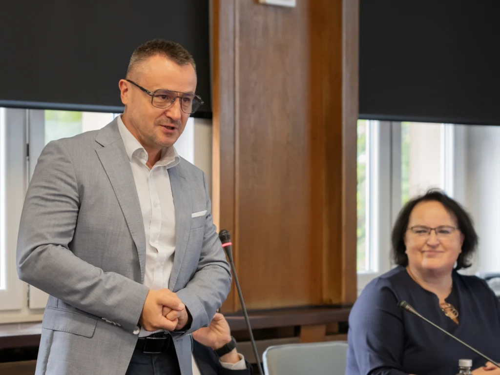 Prof. dr hab. inż. Adam Zieliński podczas powitania uczestników spotkania kadry zarządzającej Sieci Badawczej Łukasiewicz