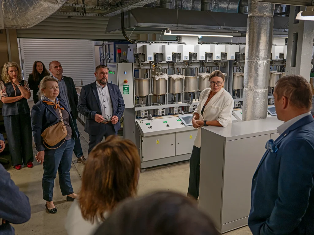 Dr inż. Hanna Purzyńska prezentuje wyposażenie Laboratorium Badań Pełzania
