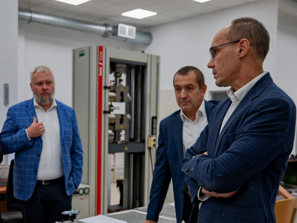 Uczestnicy spotkania odwiedzają Laboratorium Badań Wytrzymałościowych