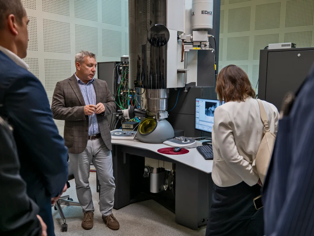 Dr hab. inż. Krzysztof Radwański prezentuje mikroskop elektronowy FEI TITAN 80-300