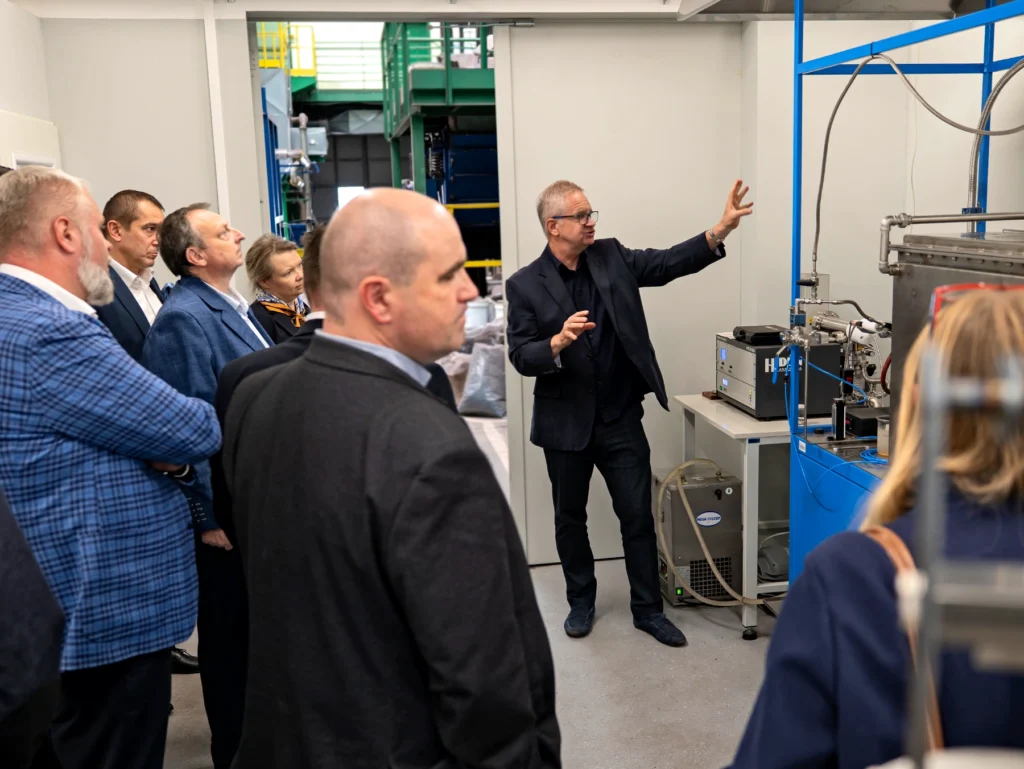 Dr hab. inż. Marian Niesler prezentuje działalność Laboratorium Metalurgii Wodorowej
